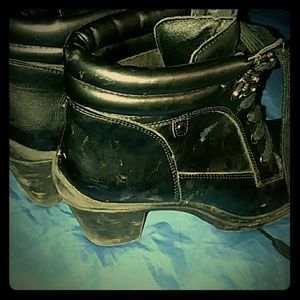 Black heal boots